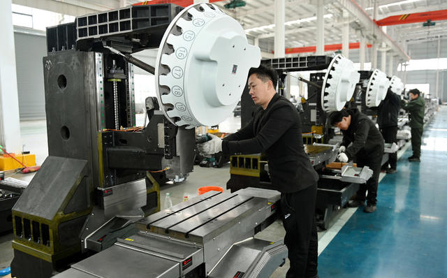 赶订单 忙生产 机械制造 工人  企业 抢进度 订单产品 钻攻机  收官战 生产 力度 经开区 工业