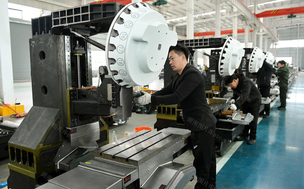 赶订单 忙生产 机械制造 工人  企业 抢进度 订单产品 钻攻机  收官战 生产 力度 经开区 工业