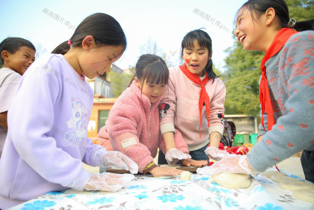 课后服务 科技 阅读 体育 展演 舂糍粑 劳动教育 五育融合