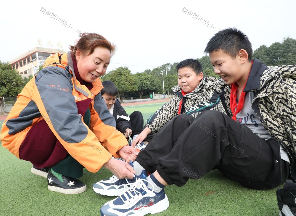  爱心冬鞋温暖山区孩子     