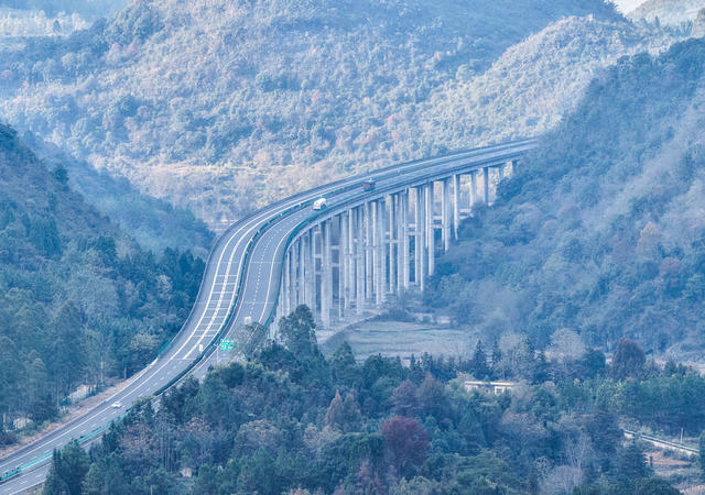 湖南道县：群峦卧通途