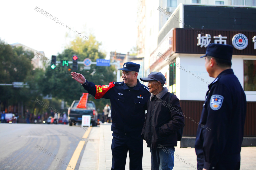 吉首铁警实地开展交通安全宣传