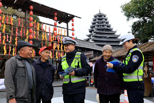 122 交警 乡村 一老一少 交通安全