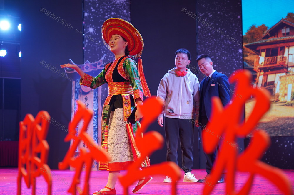 服务三农 支持小微 （图）

12月22日，湖南省隆回县农商银行举行“服务三农、支持小微”主题文艺汇演。该单位把服务三农、支持小微企业的服务宗旨通过文艺节目、知识抢答赛等形式，让每个员工牢记在心，落实在行动上。