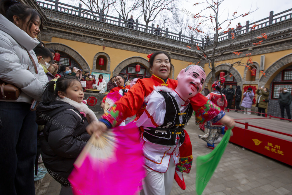 游客 地坑院 陕州地坑院 地下四合院 民俗文化园 捶草印花 非遗表演 酵子馍 照壁