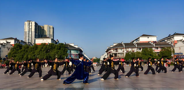广场演绎“空中墨韵”