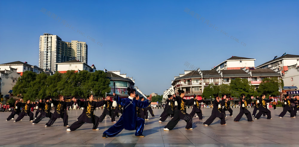 广场演绎“空中墨韵”