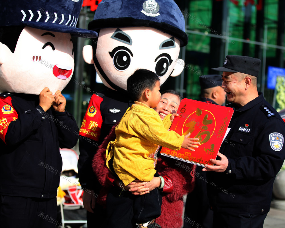 吉首铁警新年前夕给旅客送“福”字