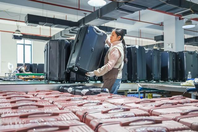 箱包 企业 生产 产业 车间 工人