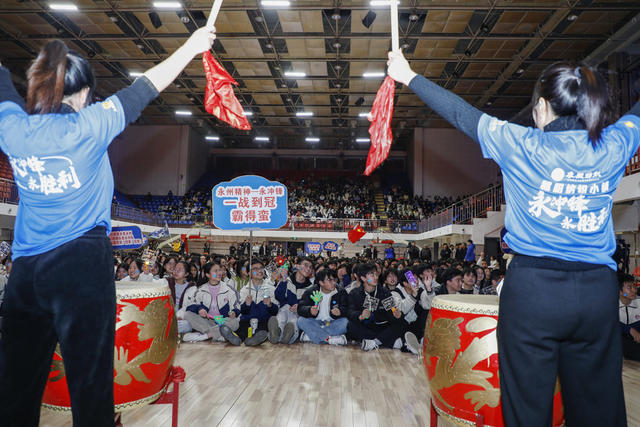 湖南新田：球迷为永州队加油助威