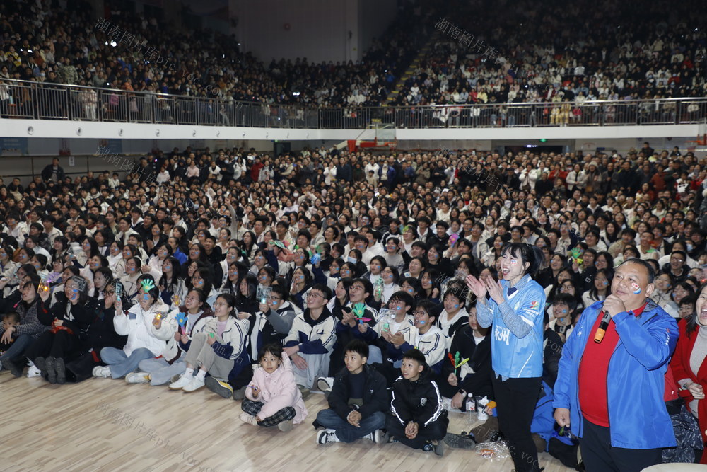 湖南新田：球迷为永州队加油助威