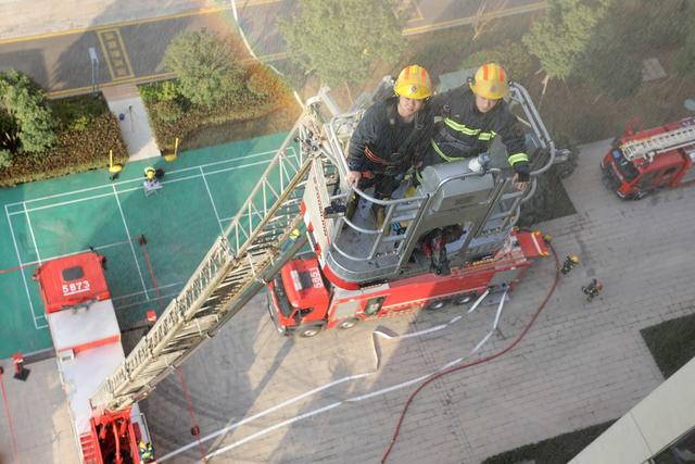 高层建筑 灭火救援 演练 空中救人