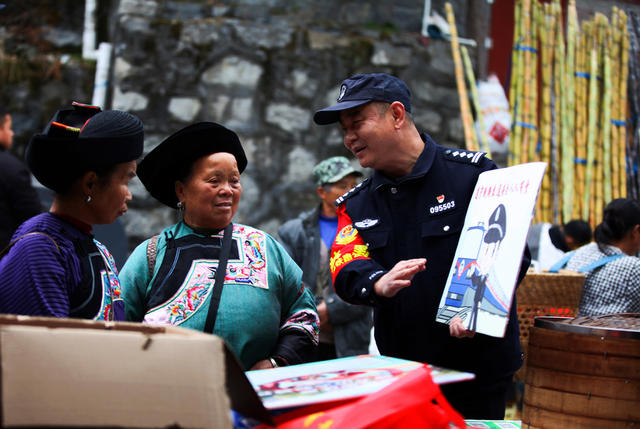 吉首铁警“冬进苗乡送平安”