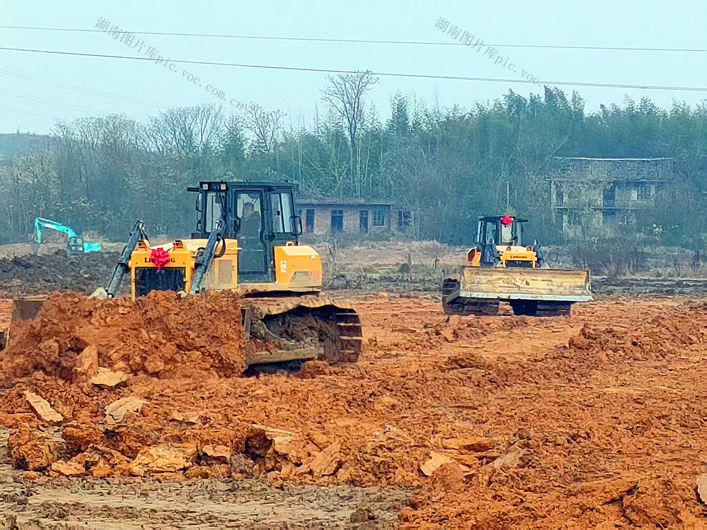 开荒造田 热火朝天