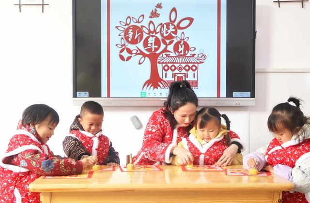 萌娃做手工  欢乐迎新年