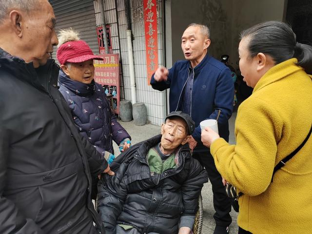 湖南桂东 寒日 市民 救助晕倒老人