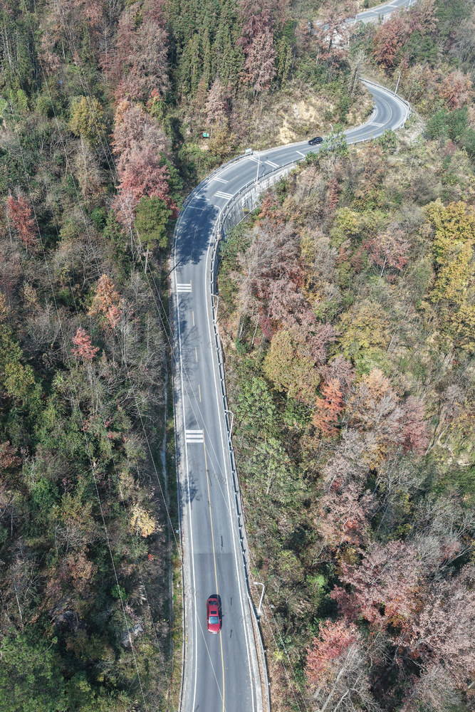 吉首 街道 美丽 画卷 群山 五彩斑斓  宛如 外衣 吉凤