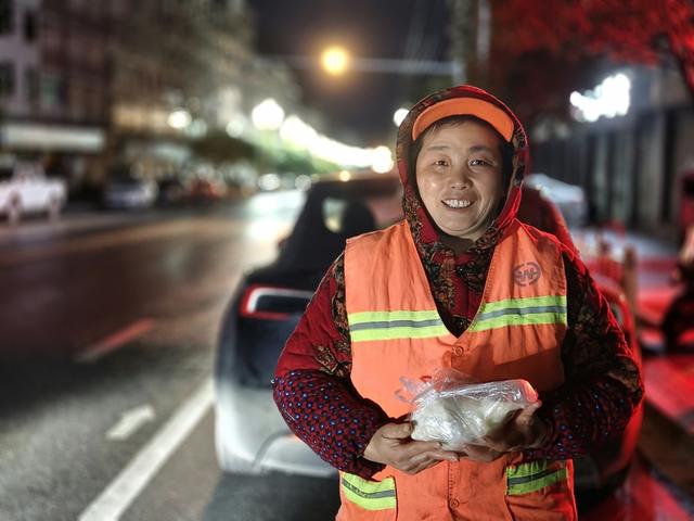  新年，“爱心早餐”温暖环卫工人
