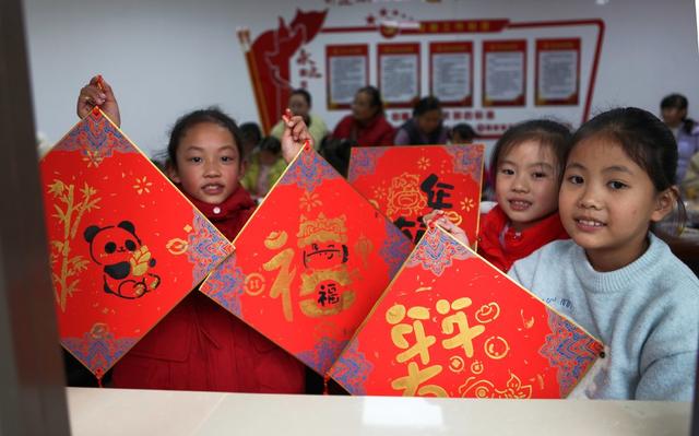 假期的孩子剪窗花、做拓印画喜迎新年