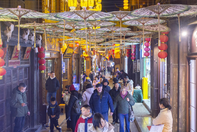 元旦 外国游客 假期 古镇  夜游 
