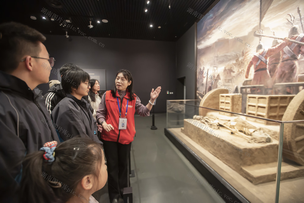 游客，夜场，参观，学生，研学，讲解，志愿者，大邑商，车马坑，商代马车，殷墟博物馆 