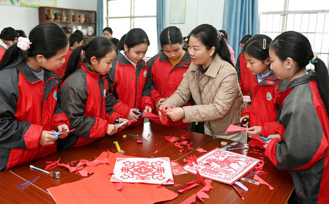 传统文化 剪纸 课后服务 学校 教育 学生 文化 校园生活 传授 老师  文化精髓 传承