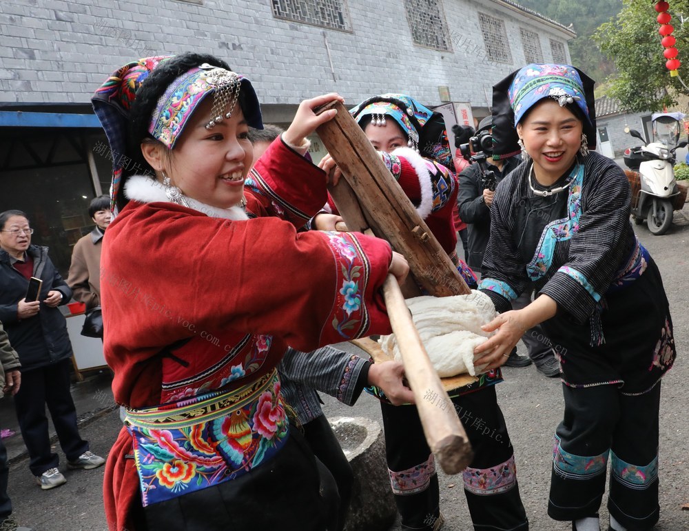   土家年味引客来 