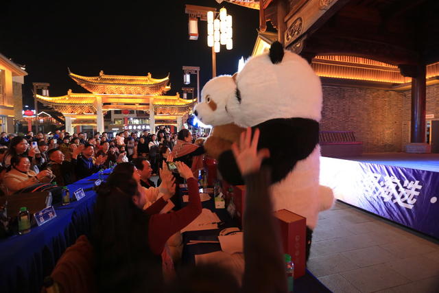 郴州市  裕后街  裕后里  功夫熊猫  表演 
  市民  游客  互动  街区  周末  文艺    表演 
 滑稽  群众  