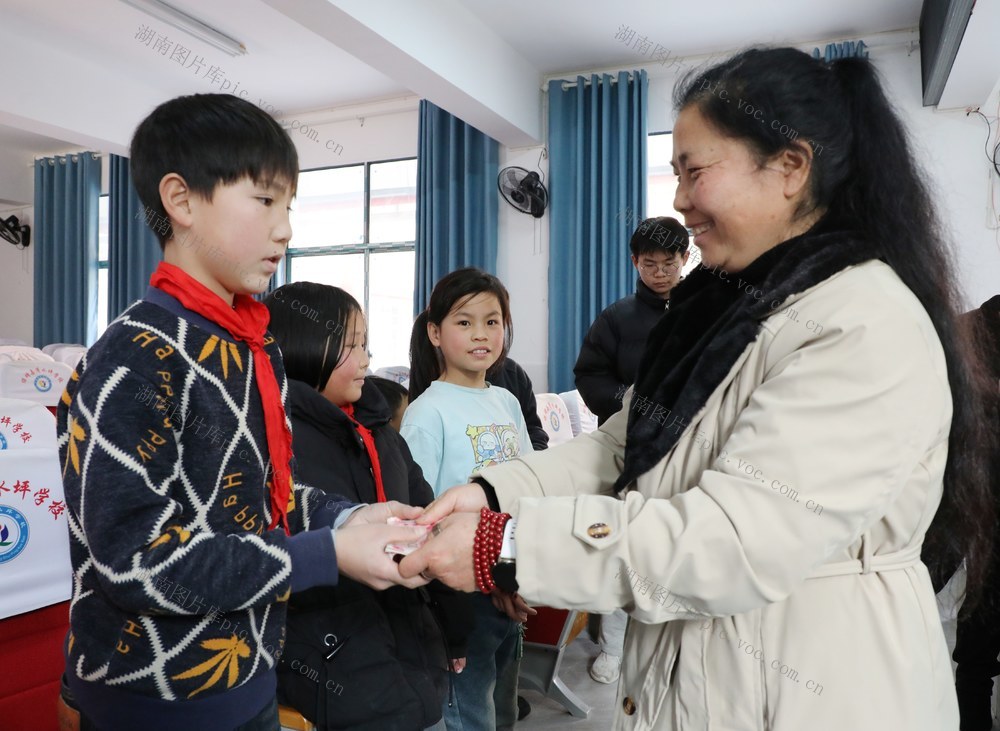  寒冬送温暖    情暖留守娃