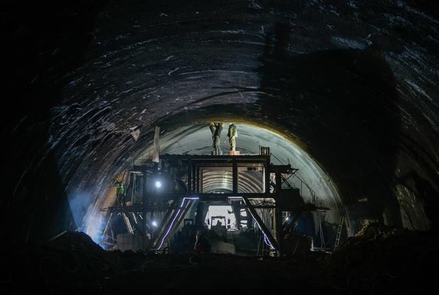 湖南永州：坚守岗位施工忙