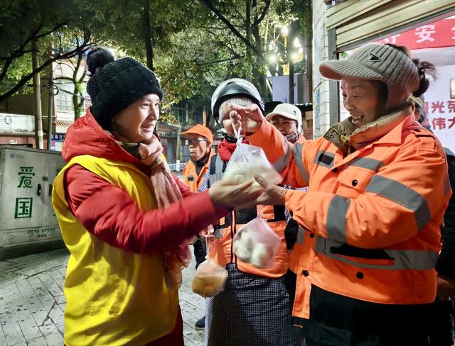 寒冬一份餐  温暖环卫工
