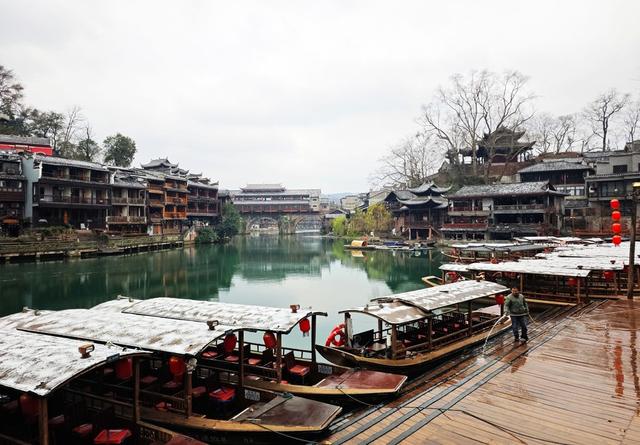 湘西 凤凰  沱江 迎来  2026年  初雪 