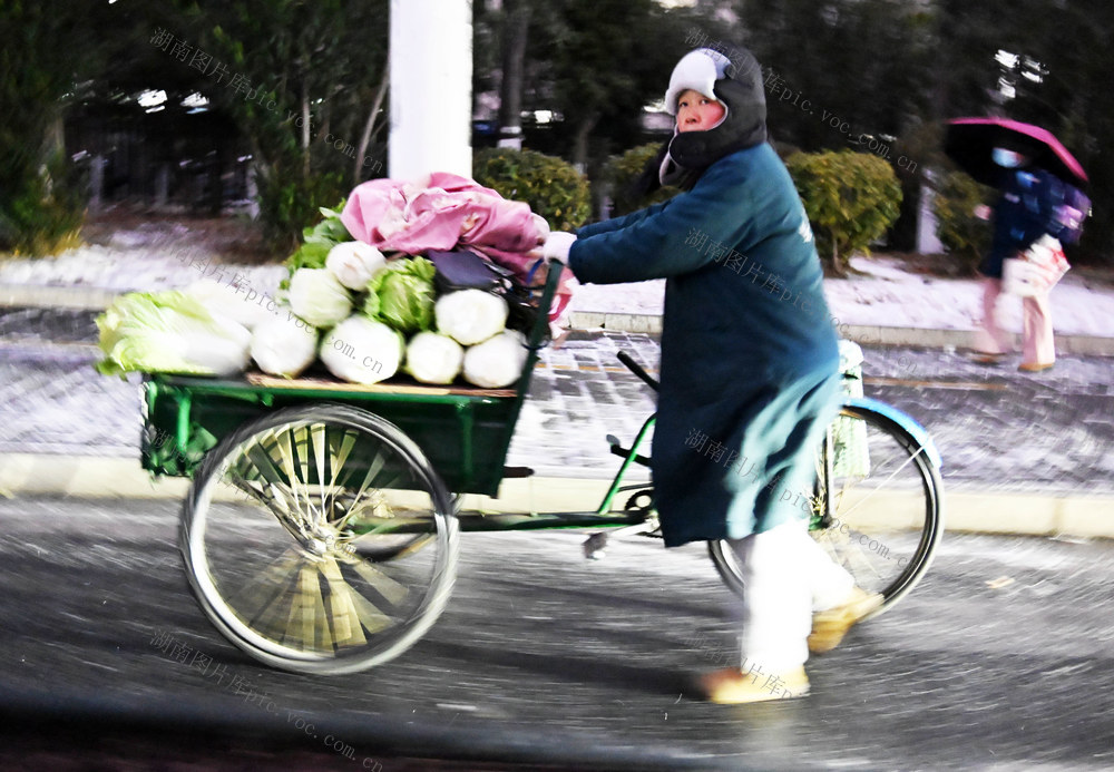 冬天  冰雪天气  工作岗位  坚守