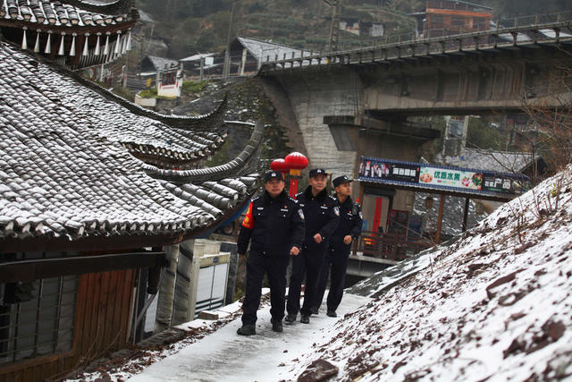 吉首铁警迎风斗雪保平安