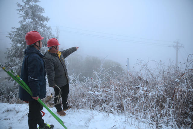 湖南桂东 冰雪 保 电，护  冬日暖光
