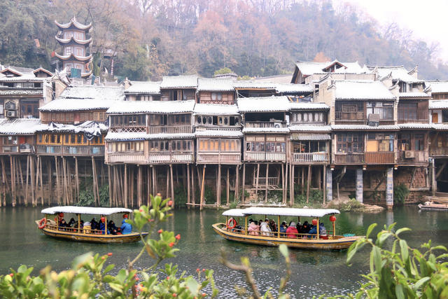 凤凰古城 5a景区 降雪 雪景 沱江 游客