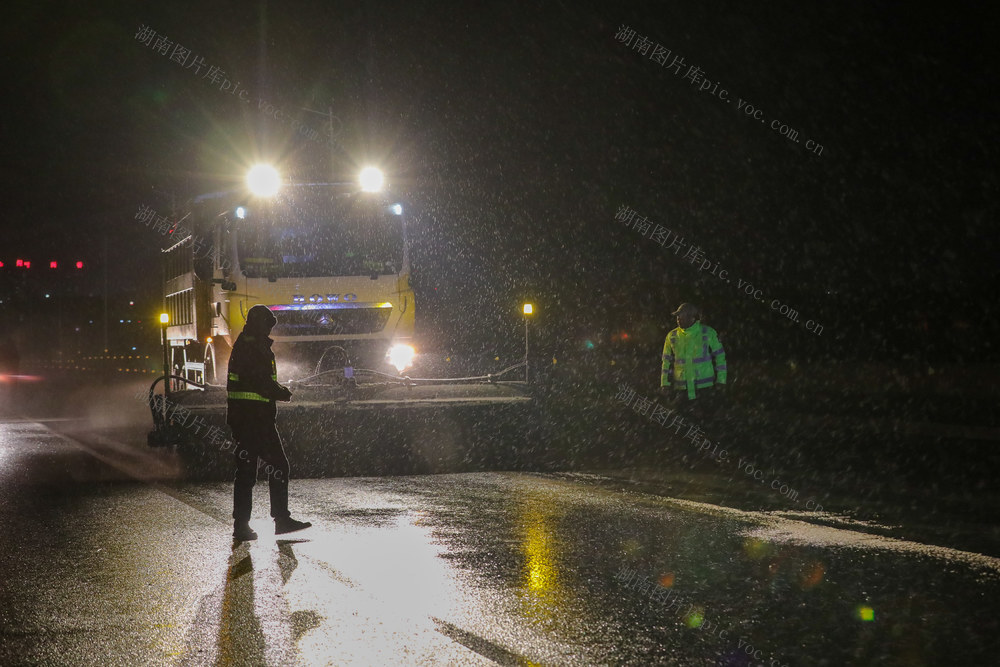 夜除冰雪 保畅通