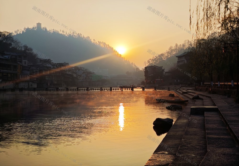 凤凰 古城 雪后初晴  沱江 朝霞 远山 轻舟