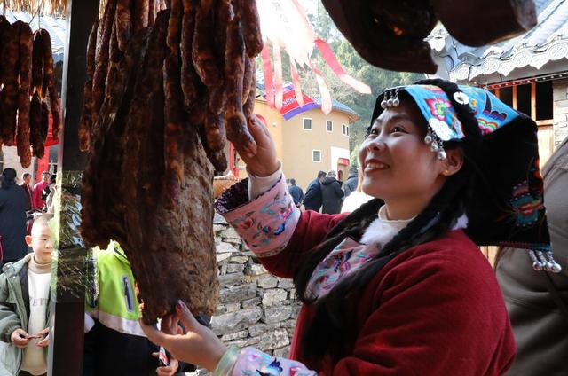       乡村集市年味浓