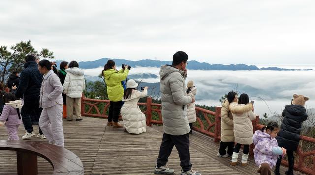 美丽云海醉游人