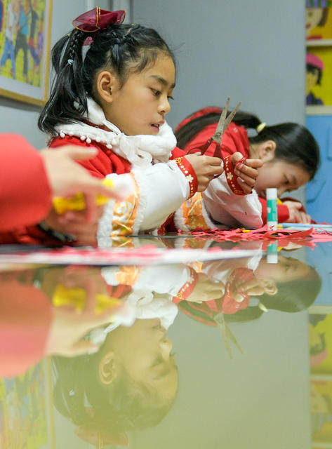 湖南道县：剪纸迎佳节