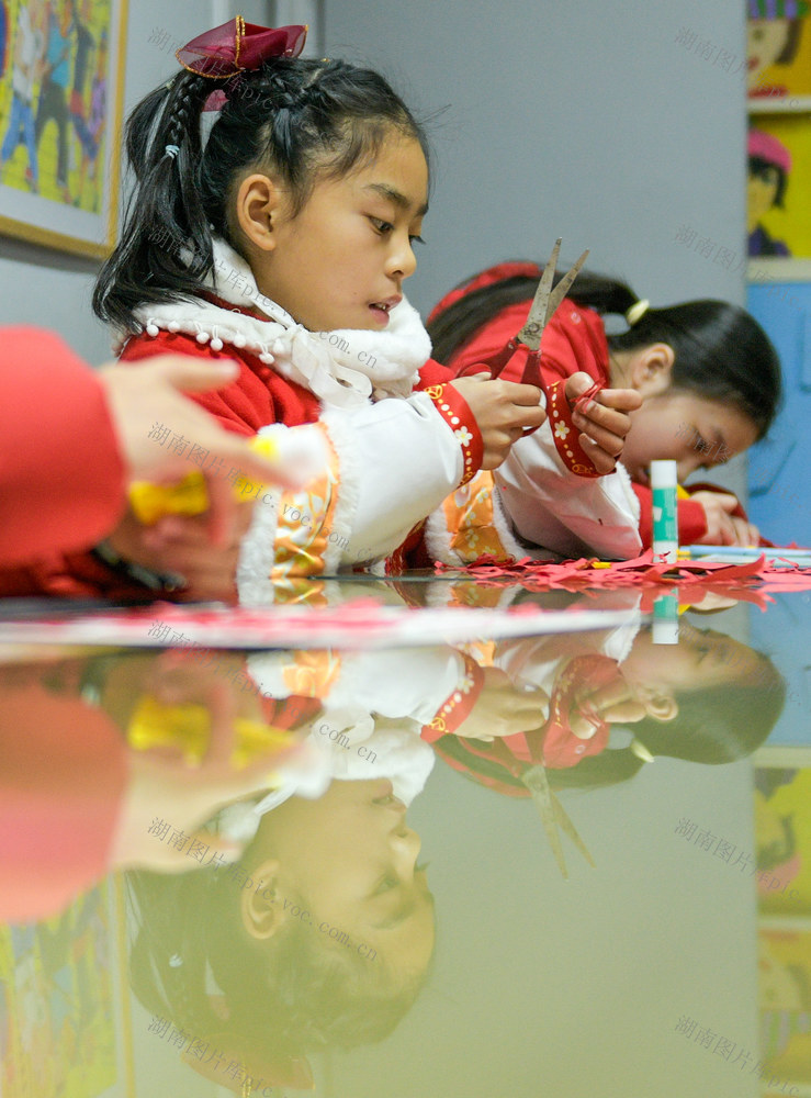 湖南道县：剪纸迎佳节