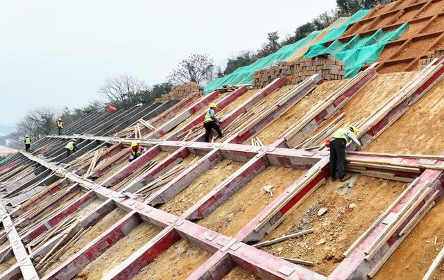 坚守一线战严寒