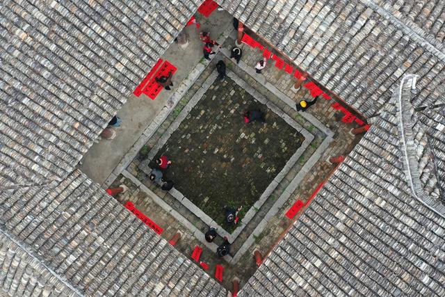 湖南新田：送春联 迎新年