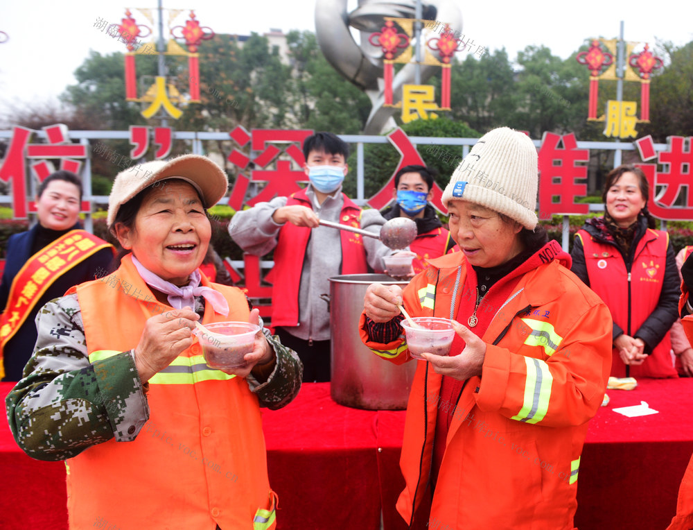 嘉禾：爱心腊八粥 情暖环卫工