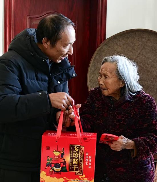 酱香传情暖山乡 非遗企业新春慰问百岁老人