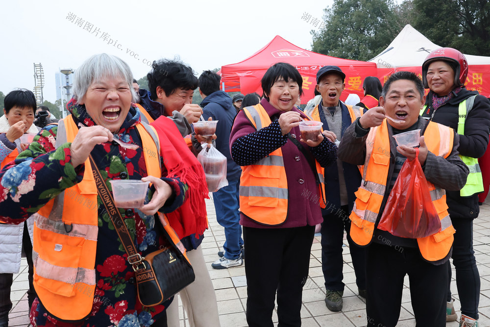 临武县：腊八送粥  情暖心田