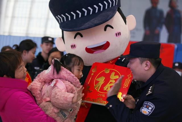 怀化铁警春运宣传积极营造“年味”