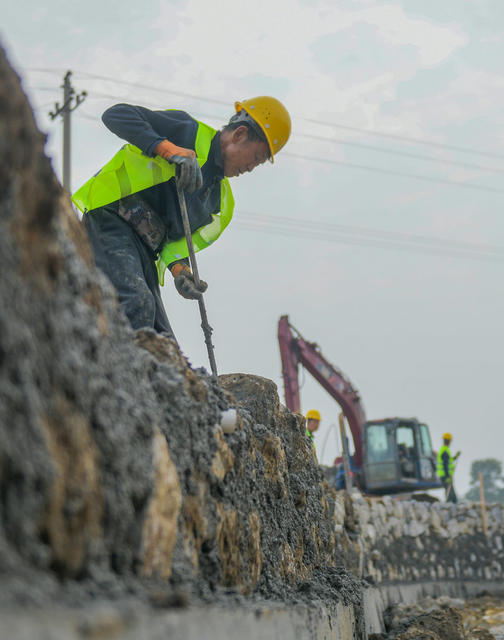 湖南道县：水渠修建忙