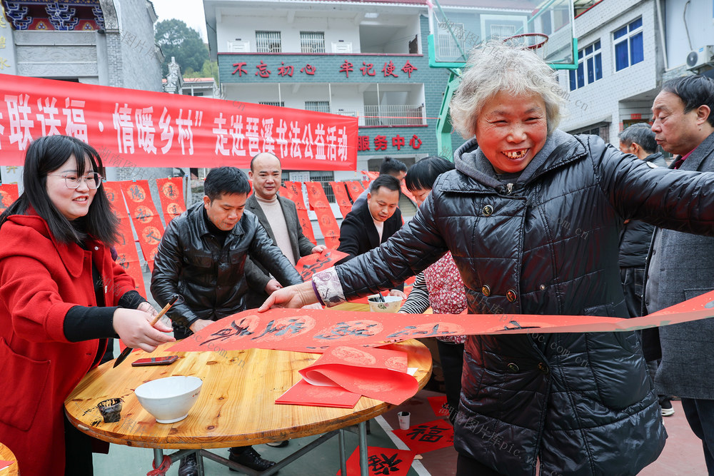 临武县：春联送福 情暖乡村